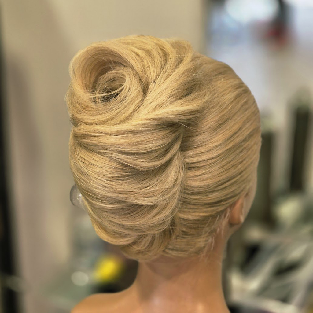 Blonde Hochsteckfrisur von hinten